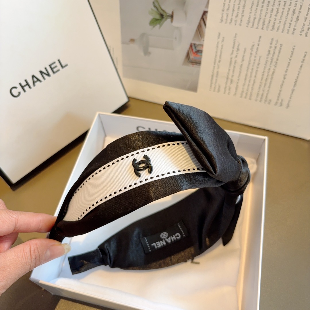 配包装
CHANEL（香奈儿）新款缎面小香蝴蝶结发箍，复古头箍，网红爆款推荐 搭配高端材质