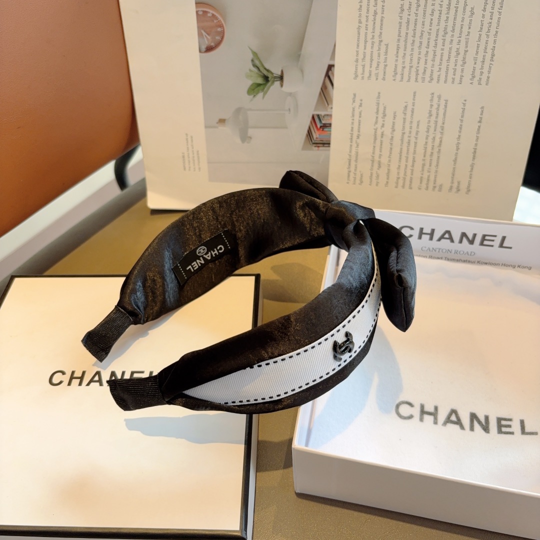 配包装
CHANEL（香奈儿）新款缎面小香蝴蝶结发箍，复古头箍，网红爆款推荐 搭配高端材质