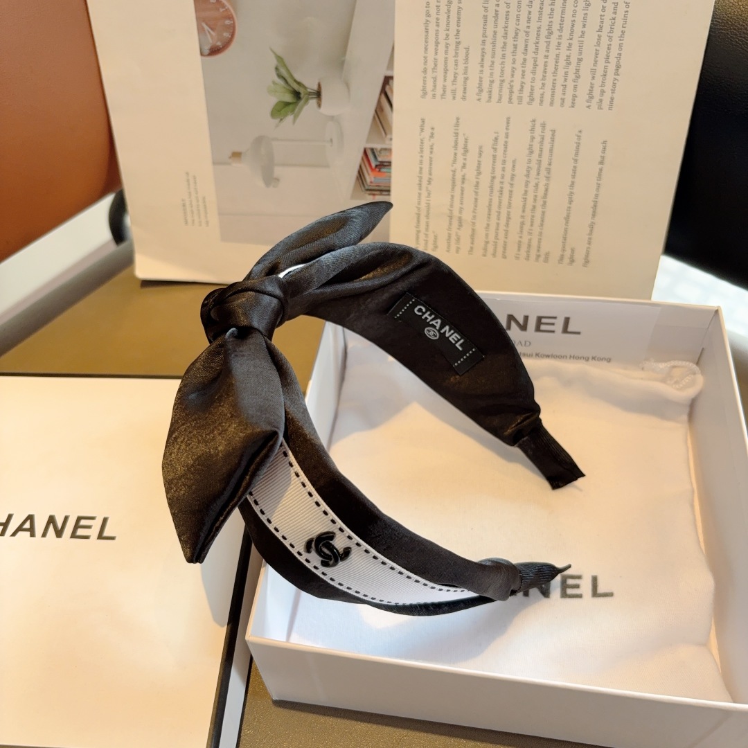 配包装
CHANEL（香奈儿）新款缎面小香蝴蝶结发箍，复古头箍，网红爆款推荐 搭配高端材质