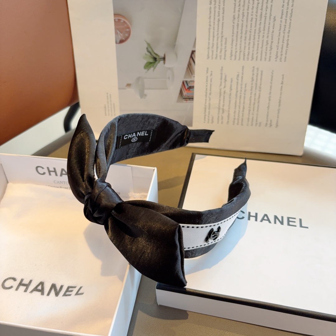 配包装
CHANEL（香奈儿）新款缎面小香蝴蝶结发箍，复古头箍，网红爆款推荐 搭配高端材质