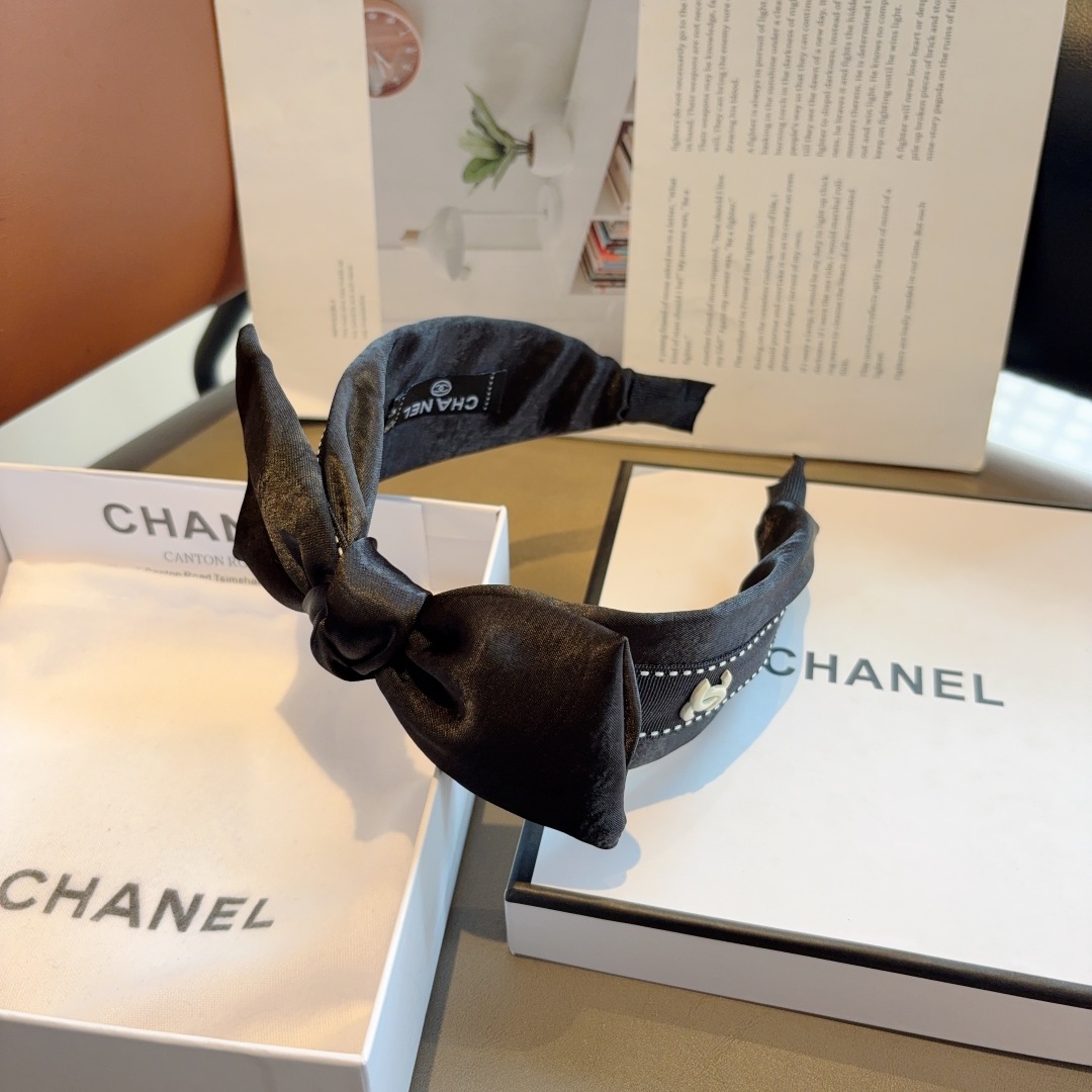 配包装
CHANEL（香奈儿）新款缎面小香蝴蝶结发箍，复古头箍，网红爆款推荐 搭配高端材质