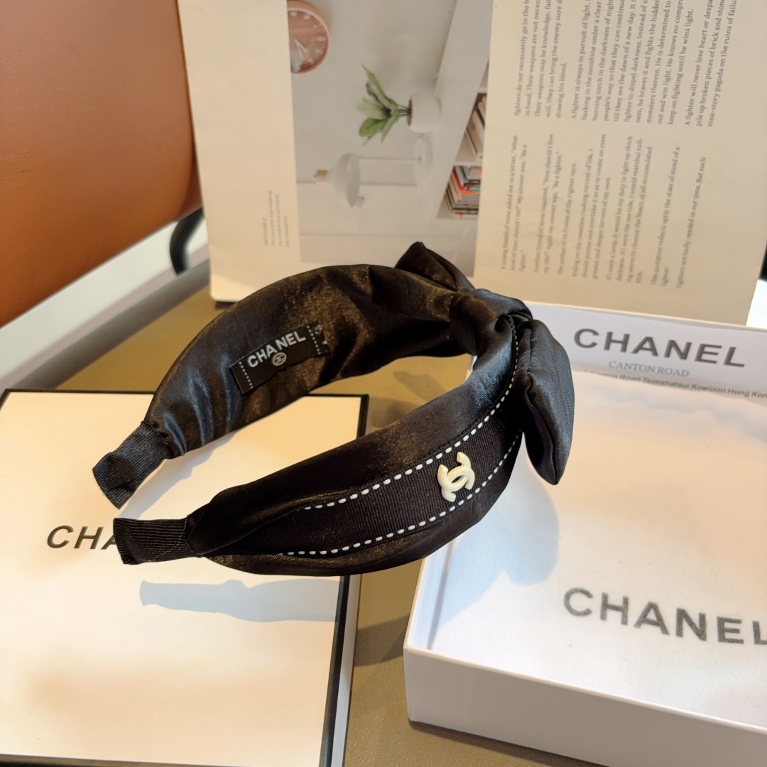 配包装
CHANEL（香奈儿）新款缎面小香蝴蝶结发箍，复古头箍，网红爆款推荐 搭配高端材质