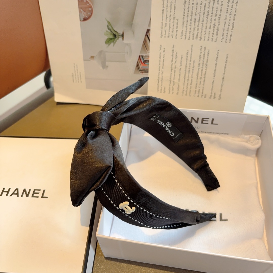 配包装
CHANEL（香奈儿）新款缎面小香蝴蝶结发箍，复古头箍，网红爆款推荐 搭配高端材质