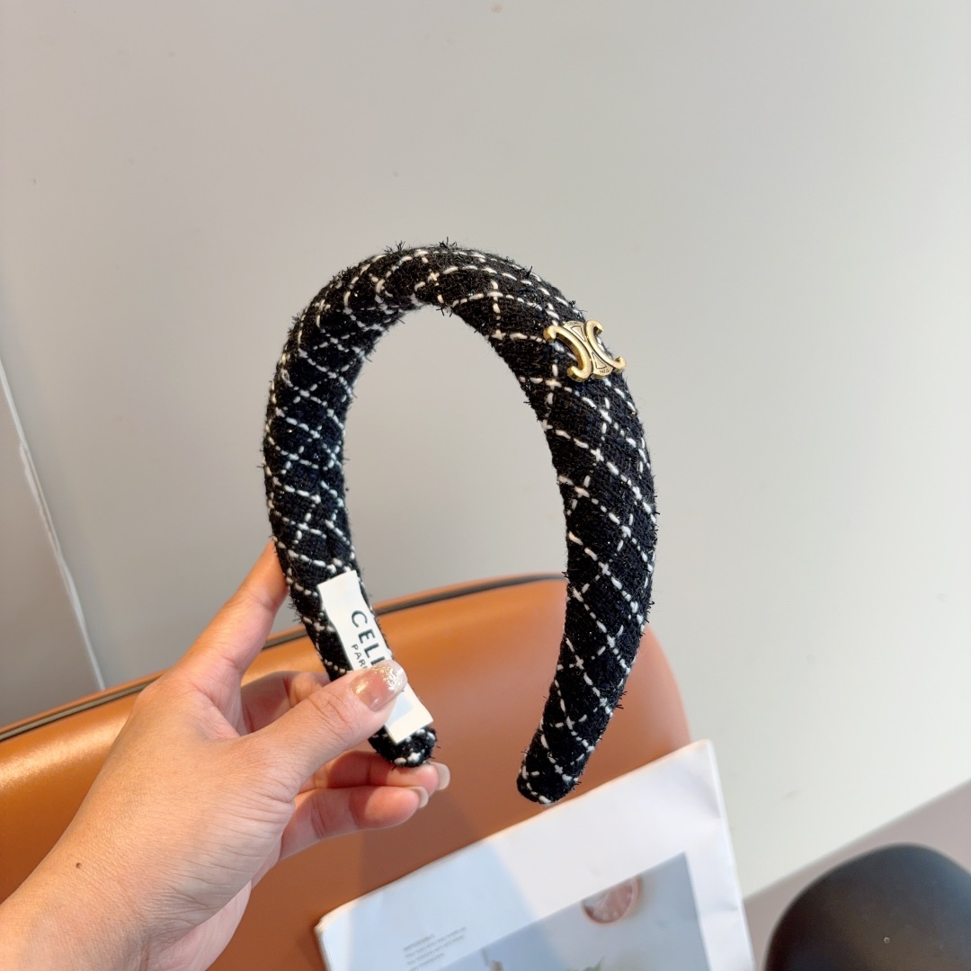 配包装
CELINE（赛琳）网红爆款发箍，佩戴舒适无压力，造型搭配必备头饰！非常时尚百搭！女神必备！名媛