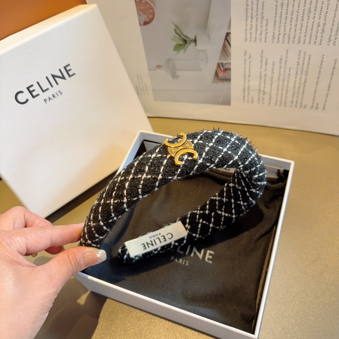 配包装
CELINE（赛琳）网红爆款发箍，佩戴舒适无压力，造型搭配必备头饰！非常时尚百搭！女神必备！名媛