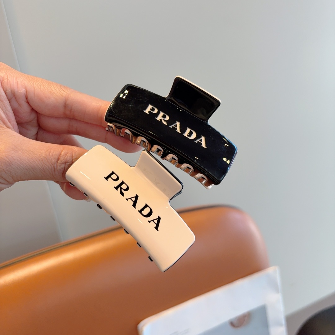 配包装
PRADA （普拉达） 新款潮流抓夹，网红同款 女神必备单品，非常百搭，时尚发夹， 戴上它满满的