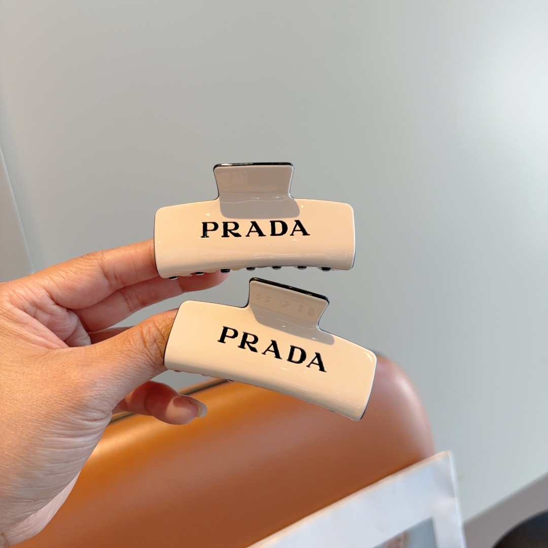 配包装
PRADA （普拉达） 新款潮流抓夹，网红同款 女神必备单品，非常百搭，时尚发夹， 戴上它满满的