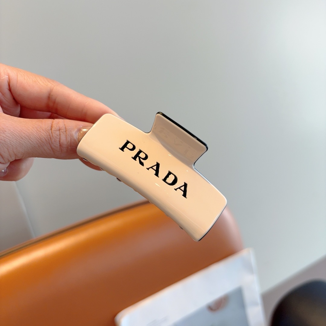 配包装
PRADA （普拉达） 新款潮流抓夹，网红同款 女神必备单品，非常百搭，时尚发夹， 戴上它满满的