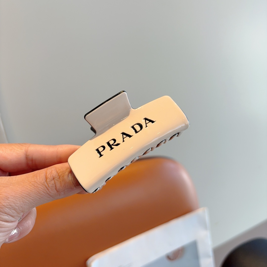 配包装
PRADA （普拉达） 新款潮流抓夹，网红同款 女神必备单品，非常百搭，时尚发夹， 戴上它满满的