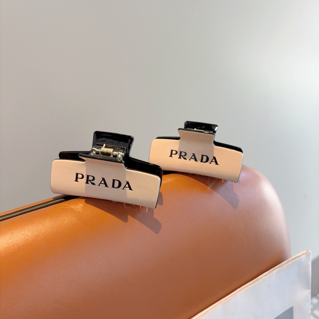 配包装
PRADA （普拉达） 新款潮流抓夹，网红同款 女神必备单品，非常百搭，时尚发夹， 戴上它满满的