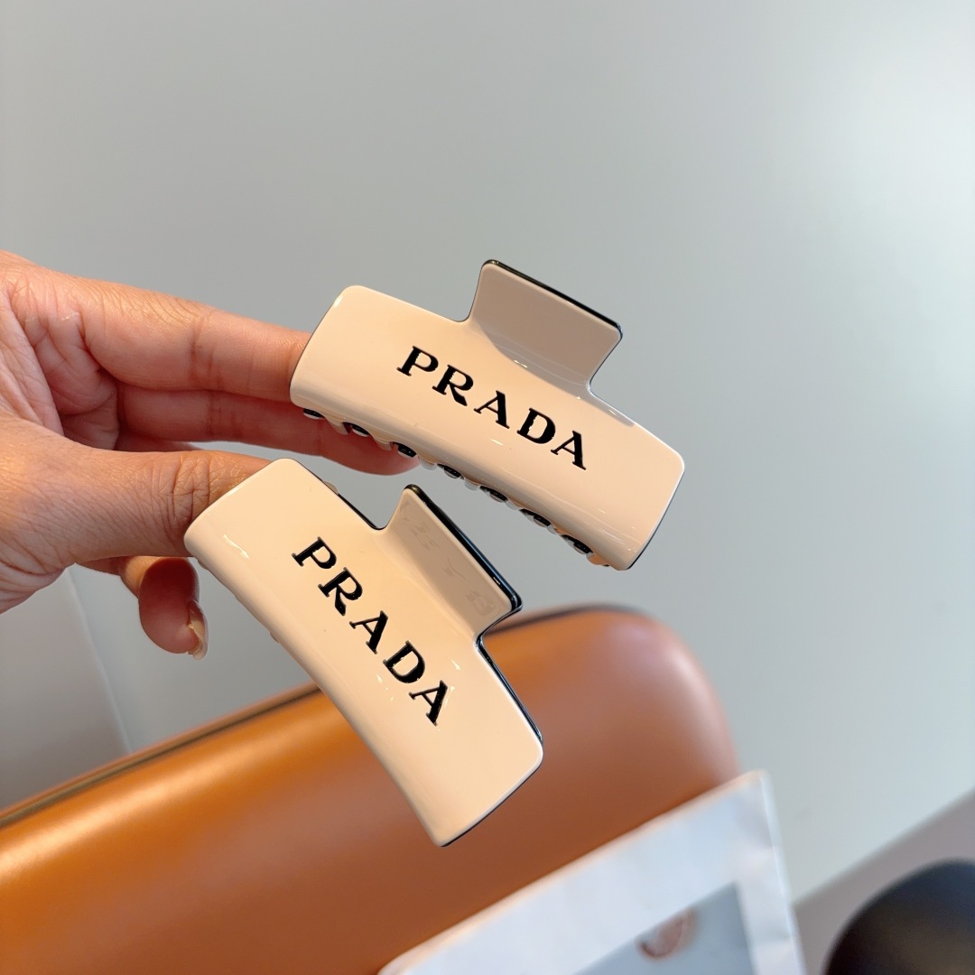 配包装
PRADA （普拉达） 新款潮流抓夹，网红同款 女神必备单品，非常百搭，时尚发夹， 戴上它满满的