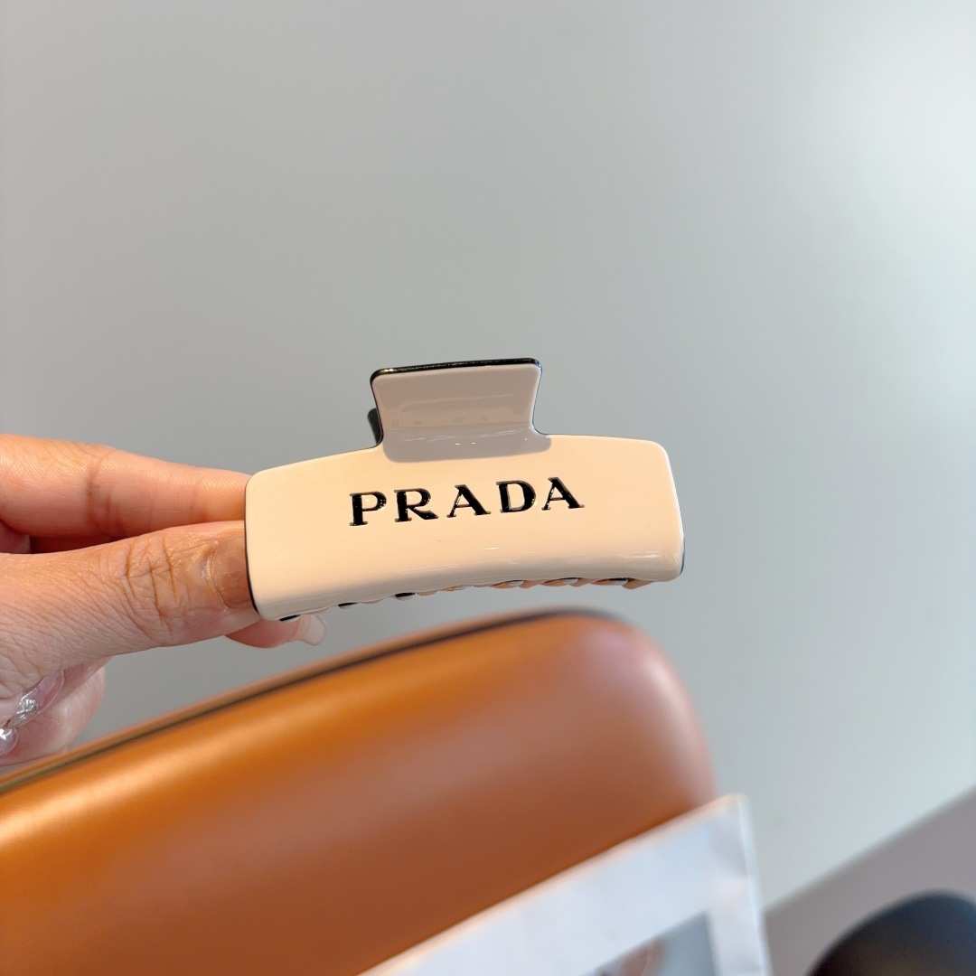 配包装
PRADA （普拉达） 新款潮流抓夹，网红同款 女神必备单品，非常百搭，时尚发夹， 戴上它满满的