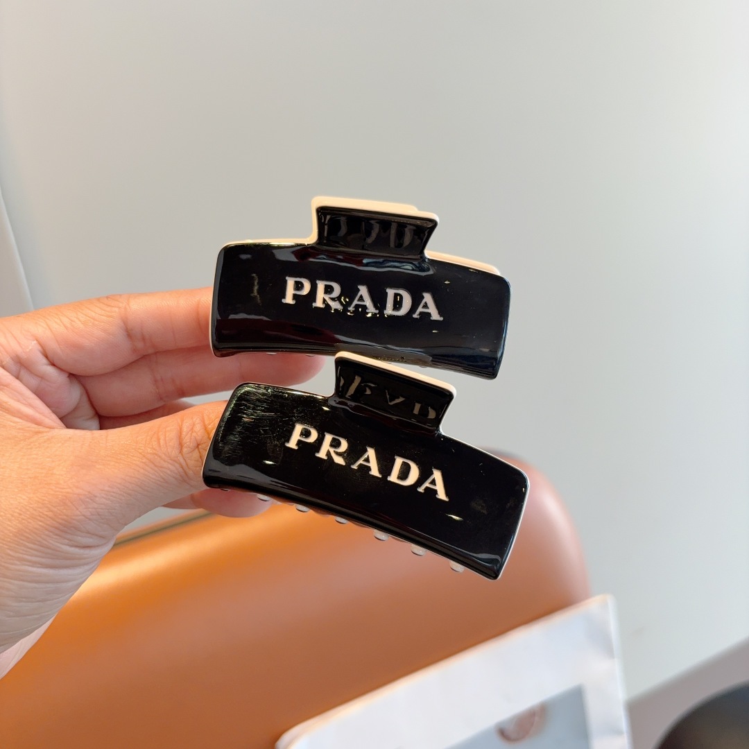 配包装
PRADA （普拉达） 新款潮流抓夹，网红同款 女神必备单品，非常百搭，时尚发夹， 戴上它满满的
