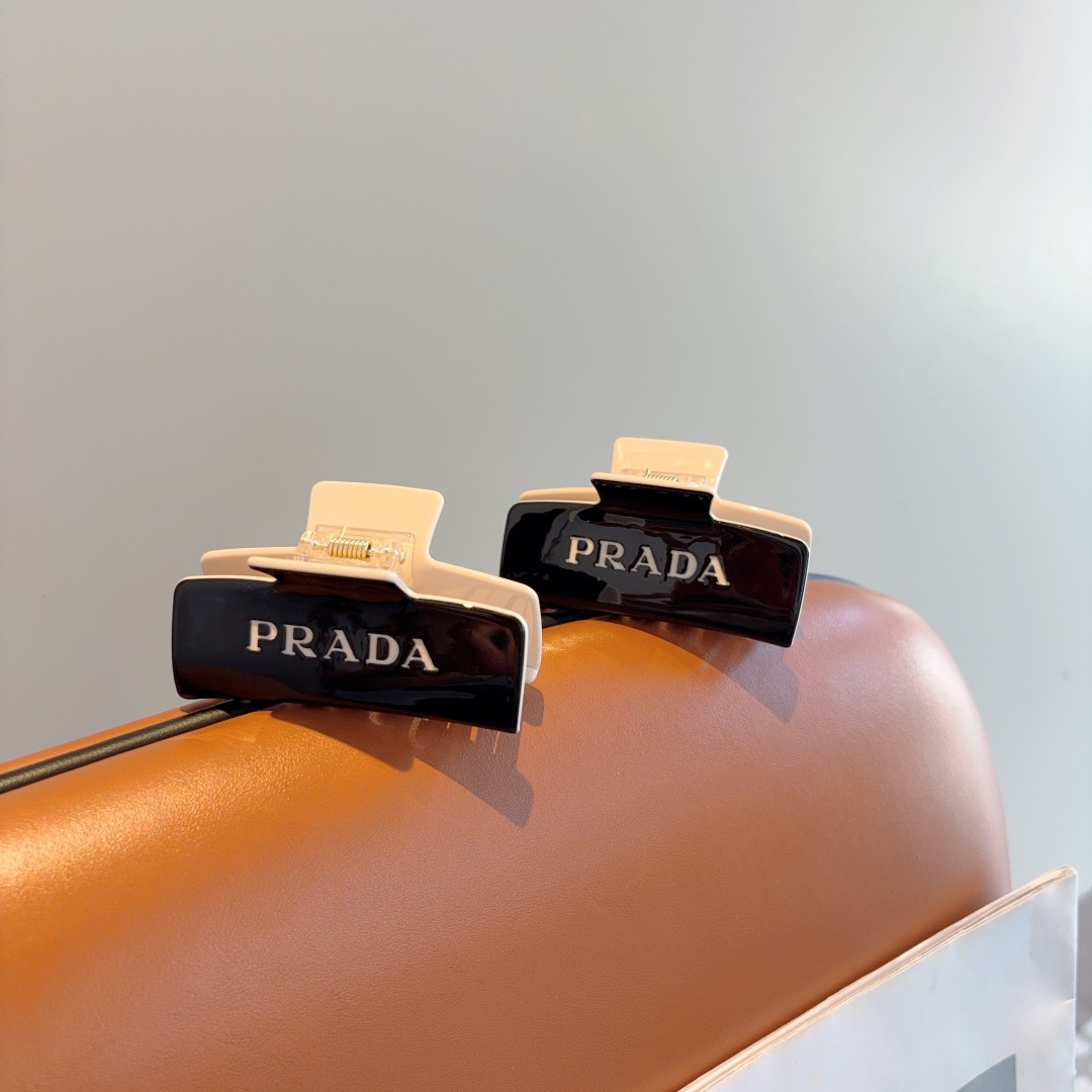 配包装
PRADA （普拉达） 新款潮流抓夹，网红同款 女神必备单品，非常百搭，时尚发夹， 戴上它满满的