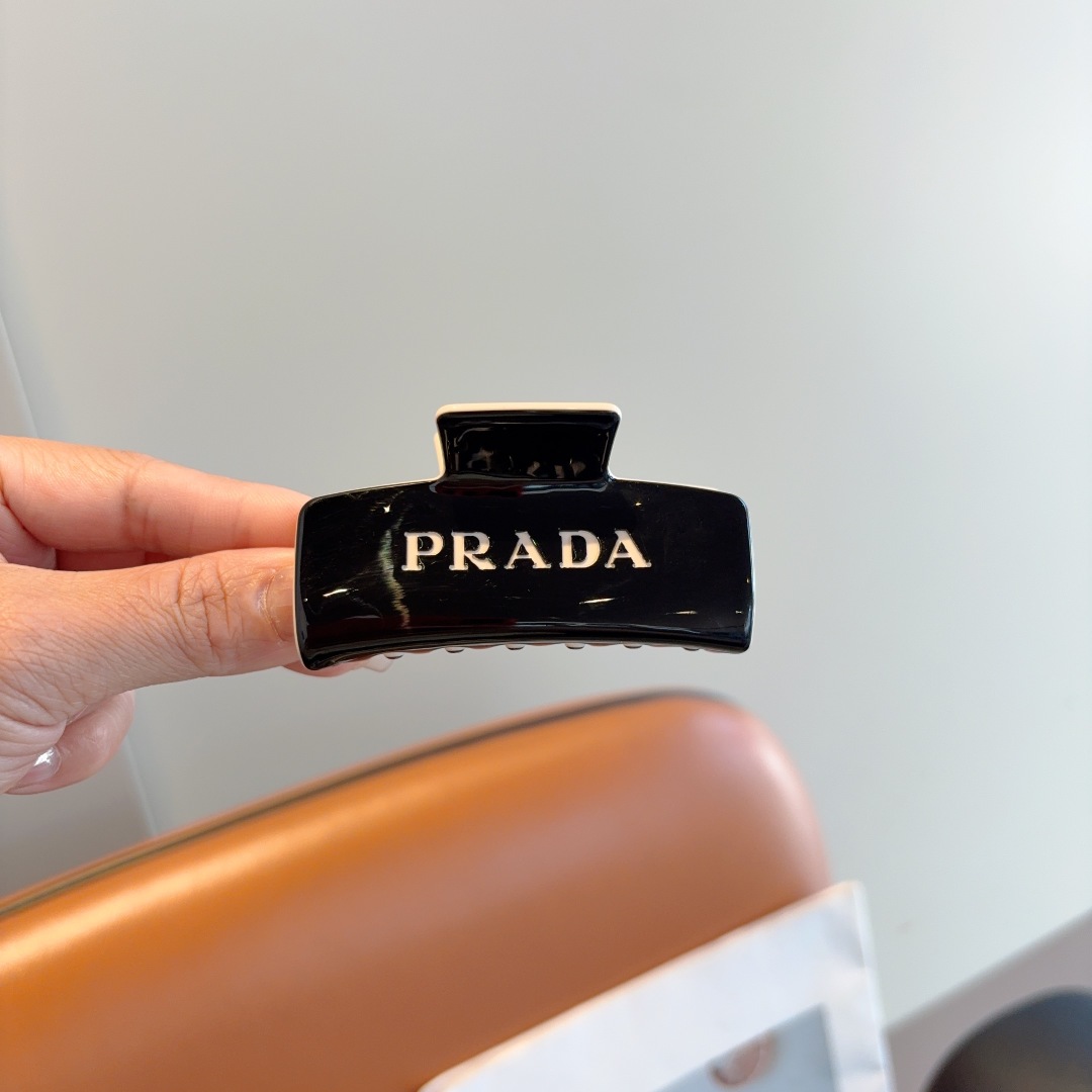 配包装
PRADA （普拉达） 新款潮流抓夹，网红同款 女神必备单品，非常百搭，时尚发夹， 戴上它满满的