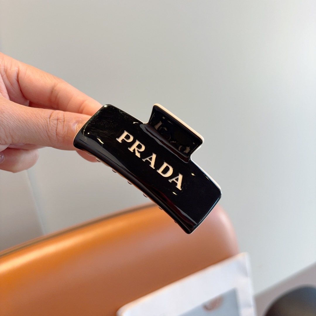 配包装
PRADA （普拉达） 新款潮流抓夹，网红同款 女神必备单品，非常百搭，时尚发夹， 戴上它满满的