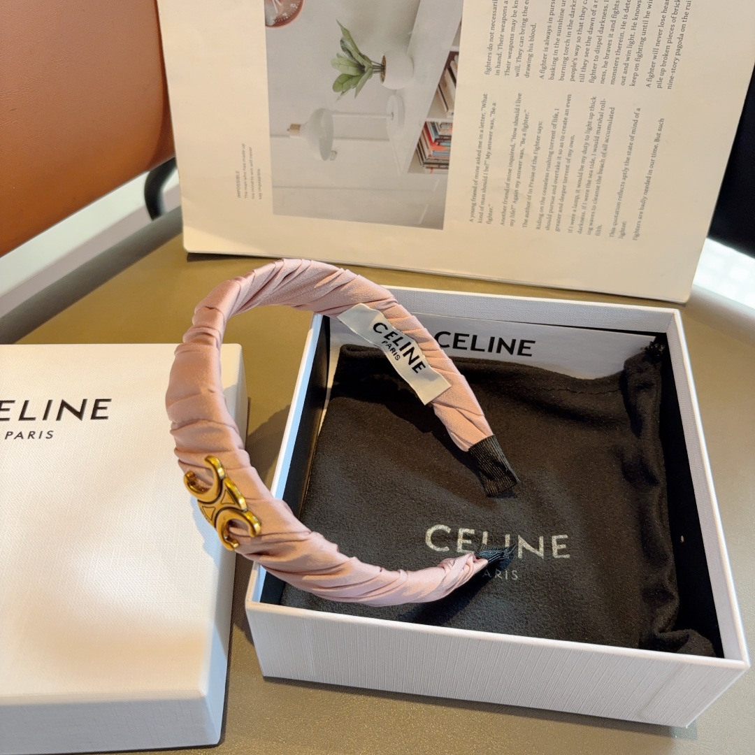 配包装
CELINE（赛琳）网红爆款发箍，佩戴舒适无压力，造型搭配必备头饰！非常时尚百搭！女神必备！名媛