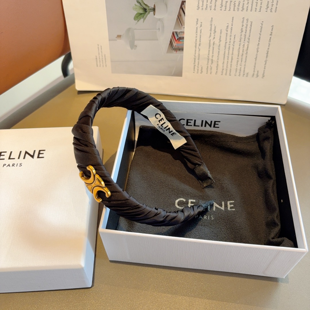 配包装
CELINE（赛琳）网红爆款发箍，佩戴舒适无压力，造型搭配必备头饰！非常时尚百搭！女神必备！名媛