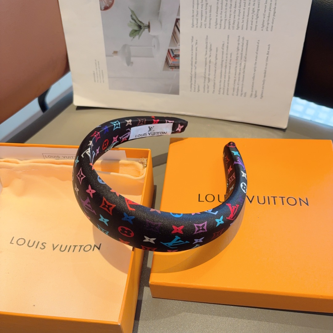 配包装
LV 路易威登 经典新款发箍，时尚可爱宽边头箍，专柜最新款来袭💕时尚百搭，女神必入  ！