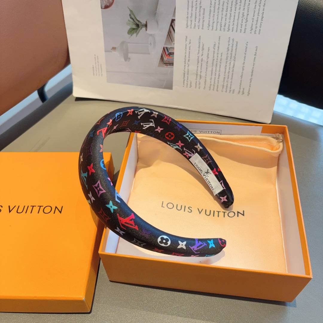 配包装
LV 路易威登 经典新款发箍，时尚可爱宽边头箍，专柜最新款来袭💕时尚百搭，女神必入  ！