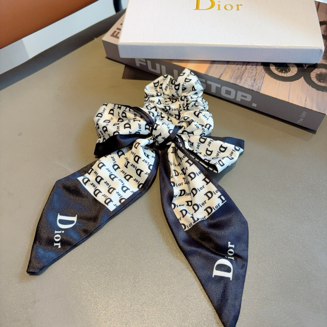 配包装
Dior （迪奥）字母飘带马尾发圈 蝴蝶结肠圈，高档韩版皮筋，经典花型设计， 高端大气，名媛范儿