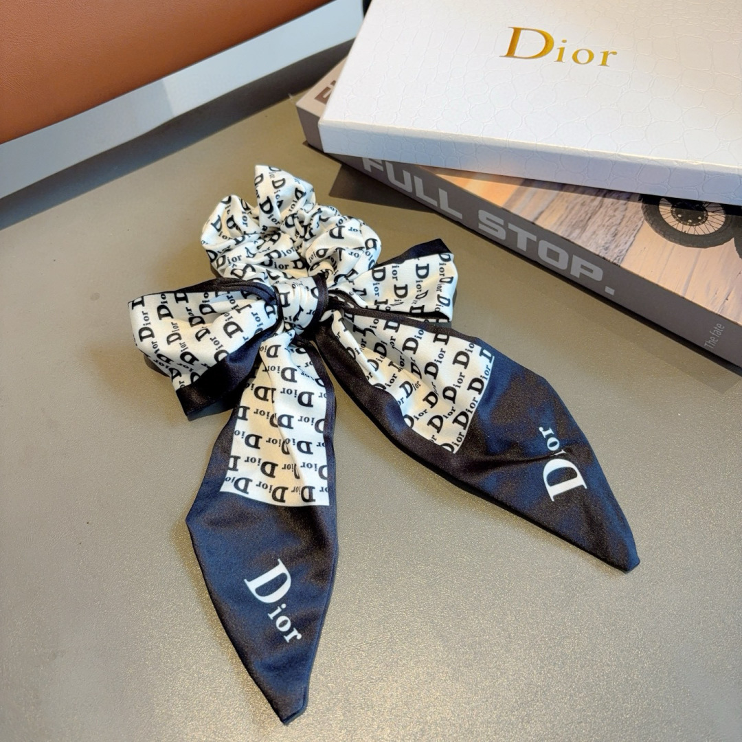 配包装
Dior （迪奥）字母飘带马尾发圈 蝴蝶结肠圈，高档韩版皮筋，经典花型设计， 高端大气，名媛范儿