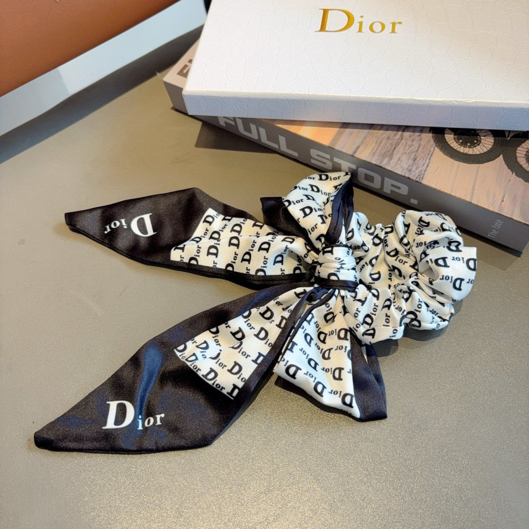 配包装
Dior （迪奥）字母飘带马尾发圈 蝴蝶结肠圈，高档韩版皮筋，经典花型设计， 高端大气，名媛范儿