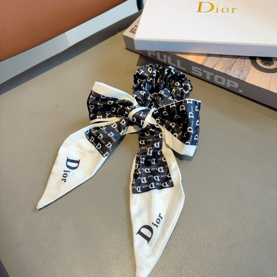 配包装
Dior （迪奥）字母飘带马尾发圈 蝴蝶结肠圈，高档韩版皮筋，经典花型设计， 高端大气，名媛范儿