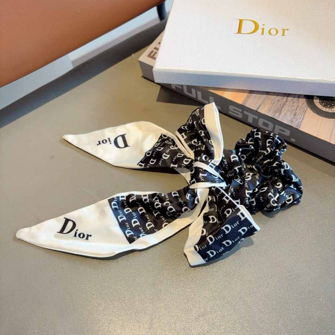 配包装
Dior （迪奥）字母飘带马尾发圈 蝴蝶结肠圈，高档韩版皮筋，经典花型设计， 高端大气，名媛范儿