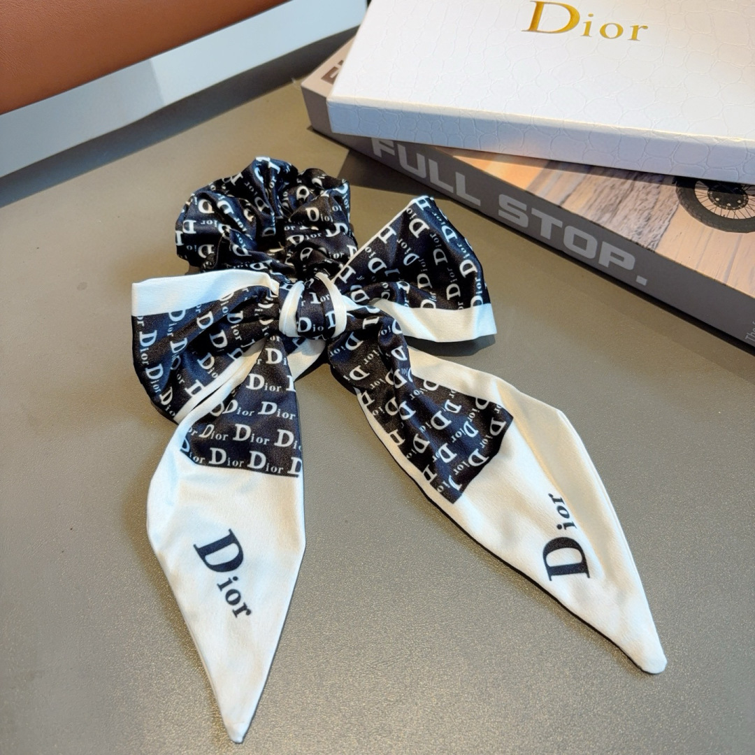 配包装
Dior （迪奥）字母飘带马尾发圈 蝴蝶结肠圈，高档韩版皮筋，经典花型设计， 高端大气，名媛范儿