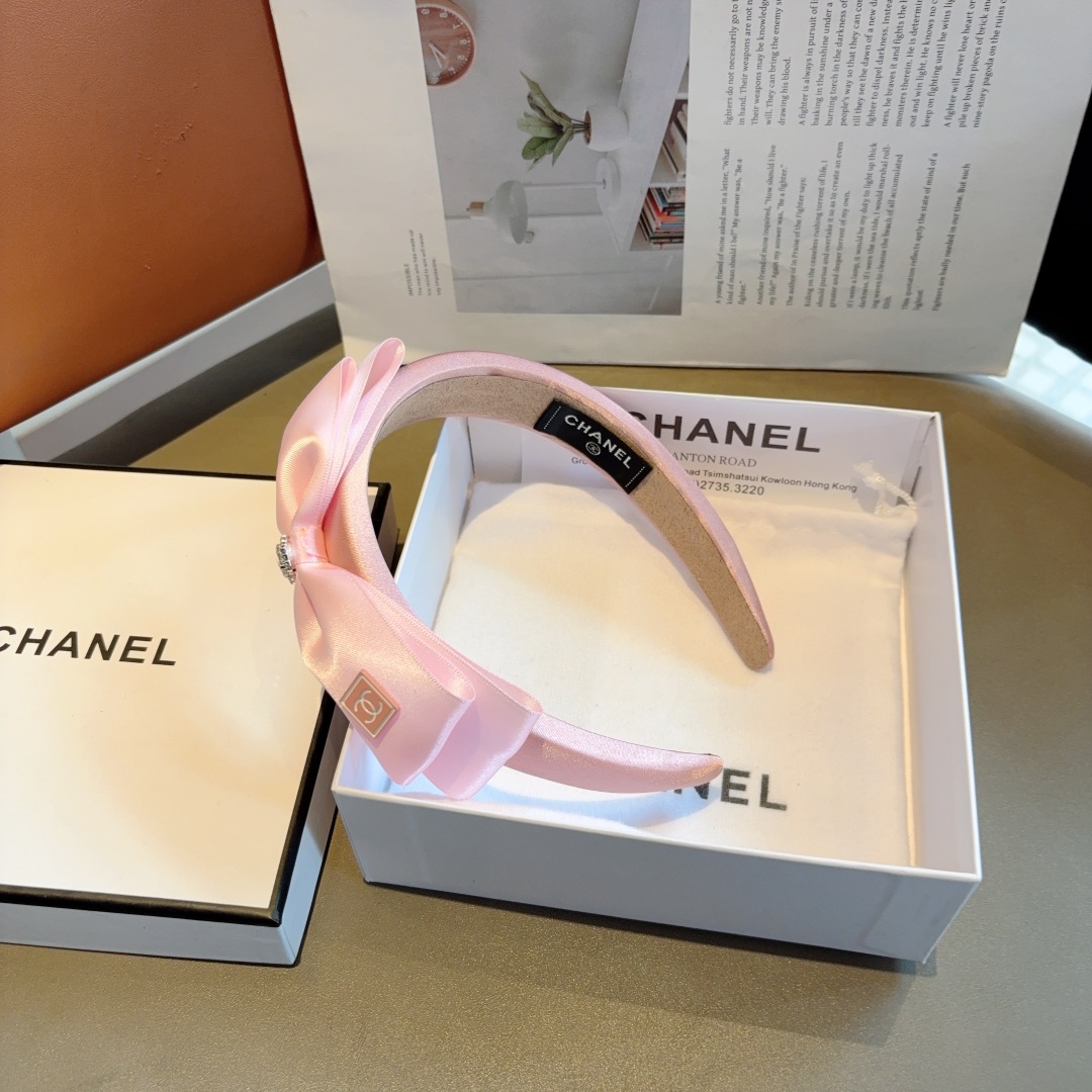 配包装
CHANEL（香奈儿）新款缎面小香斜角发箍，复古头箍，网红爆款推荐 搭配高端材质
