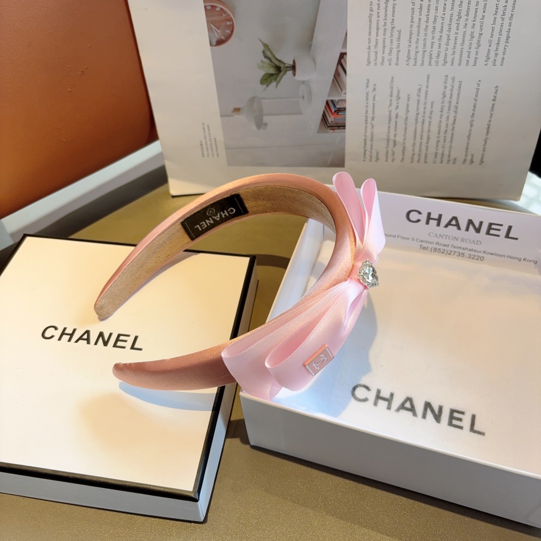 配包装
CHANEL（香奈儿）新款缎面小香斜角发箍，复古头箍，网红爆款推荐 搭配高端材质