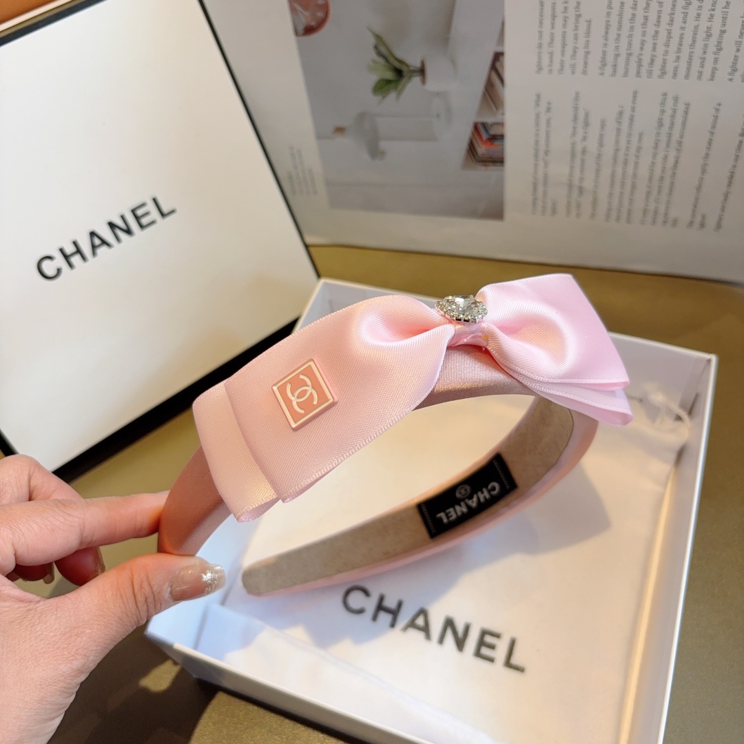 配包装
CHANEL（香奈儿）新款缎面小香斜角发箍，复古头箍，网红爆款推荐 搭配高端材质