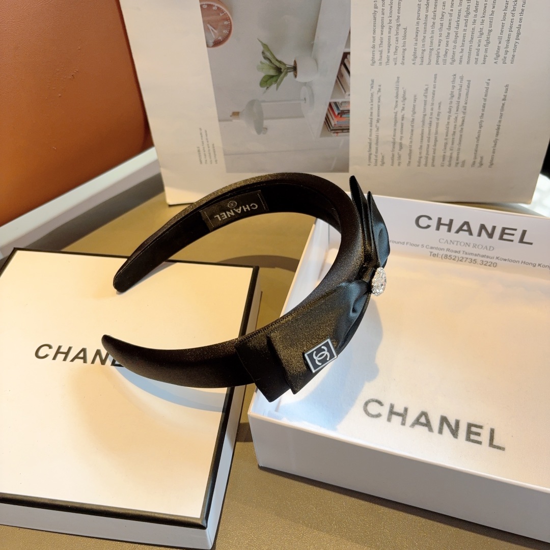 配包装
CHANEL（香奈儿）新款缎面小香斜角发箍，复古头箍，网红爆款推荐 搭配高端材质