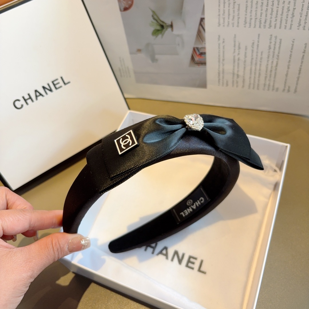 配包装
CHANEL（香奈儿）新款缎面小香斜角发箍，复古头箍，网红爆款推荐 搭配高端材质
