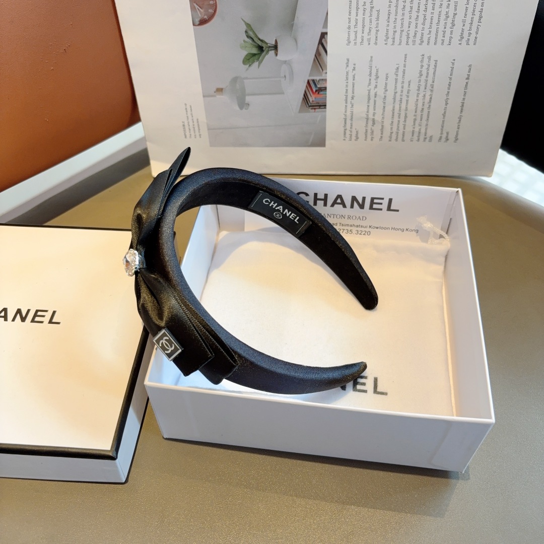 配包装
CHANEL（香奈儿）新款缎面小香斜角发箍，复古头箍，网红爆款推荐 搭配高端材质