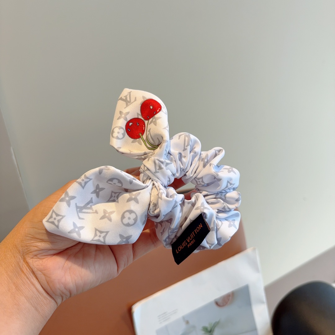 配包装
LV （路易威登）村上隆系列🌸马尾蝴蝶结发圈肠圈，高档韩版皮筋，经典花型设计， 高端大气，名媛范