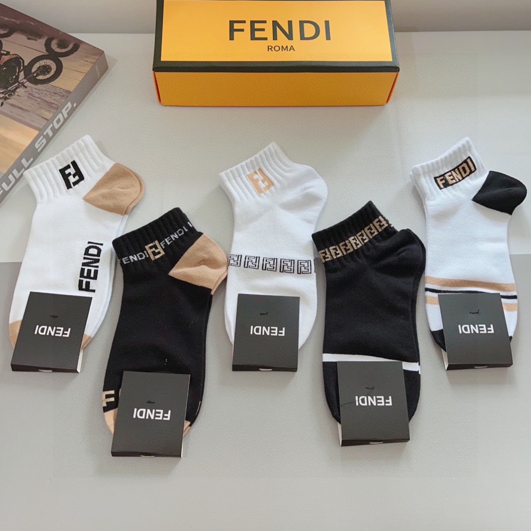 配包装（一盒5双）
FENDI  芬迪  字母双Ｆ爆款中筒袜，纯棉面料， 专柜同款 💓纯棉面料，实用好穿
