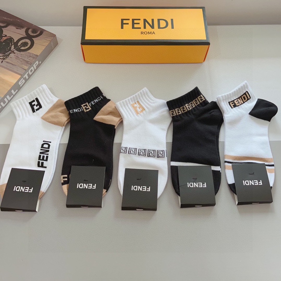配包装（一盒5双）
FENDI  芬迪  字母双Ｆ爆款中筒袜，纯棉面料， 专柜同款 💓纯棉面料，实用好穿