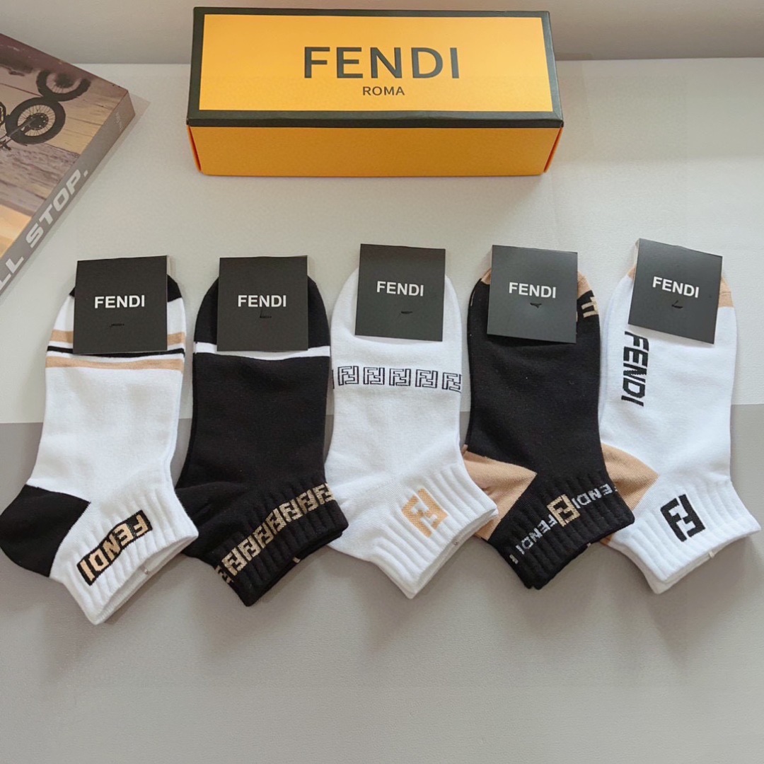 配包装（一盒5双）
FENDI  芬迪  字母双Ｆ爆款中筒袜，纯棉面料， 专柜同款 💓纯棉面料，实用好穿
