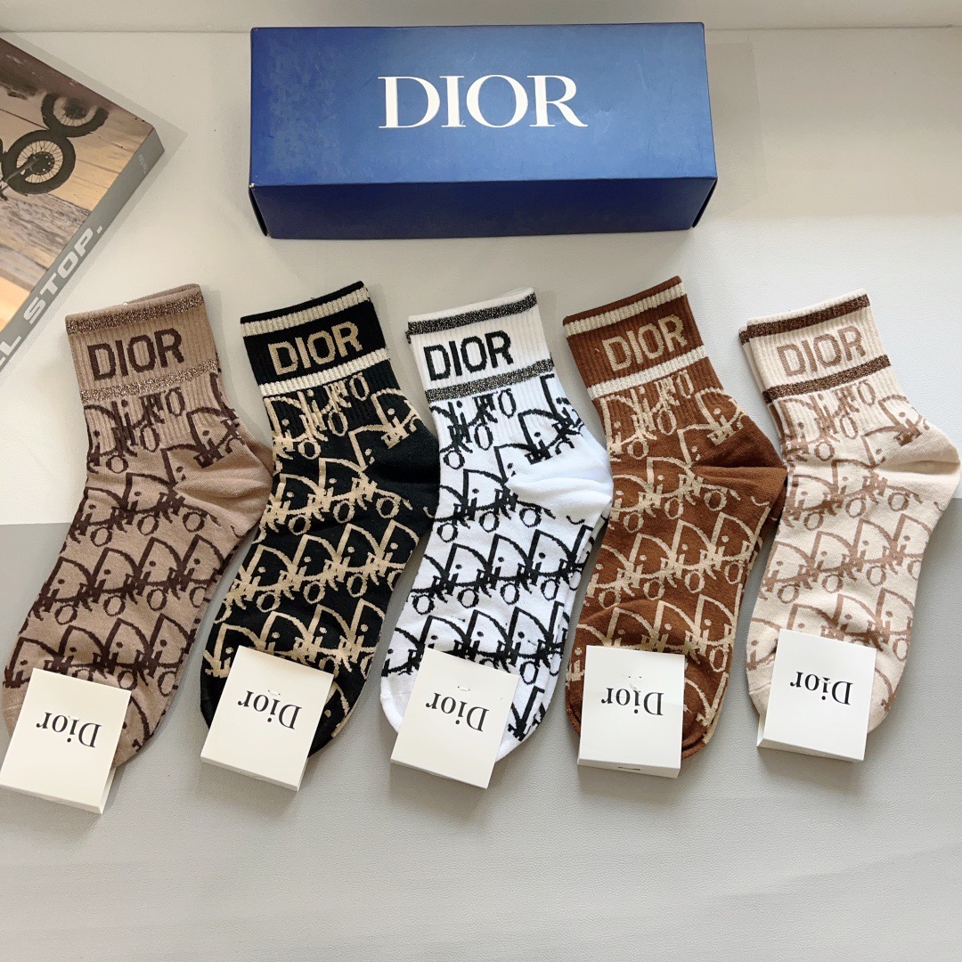 配包装（一盒5双）
Dior 迪奥 新款字母罗口中筒袜子！爆款字母专柜同步中筒袜，💛大牌出街，潮人必备。
