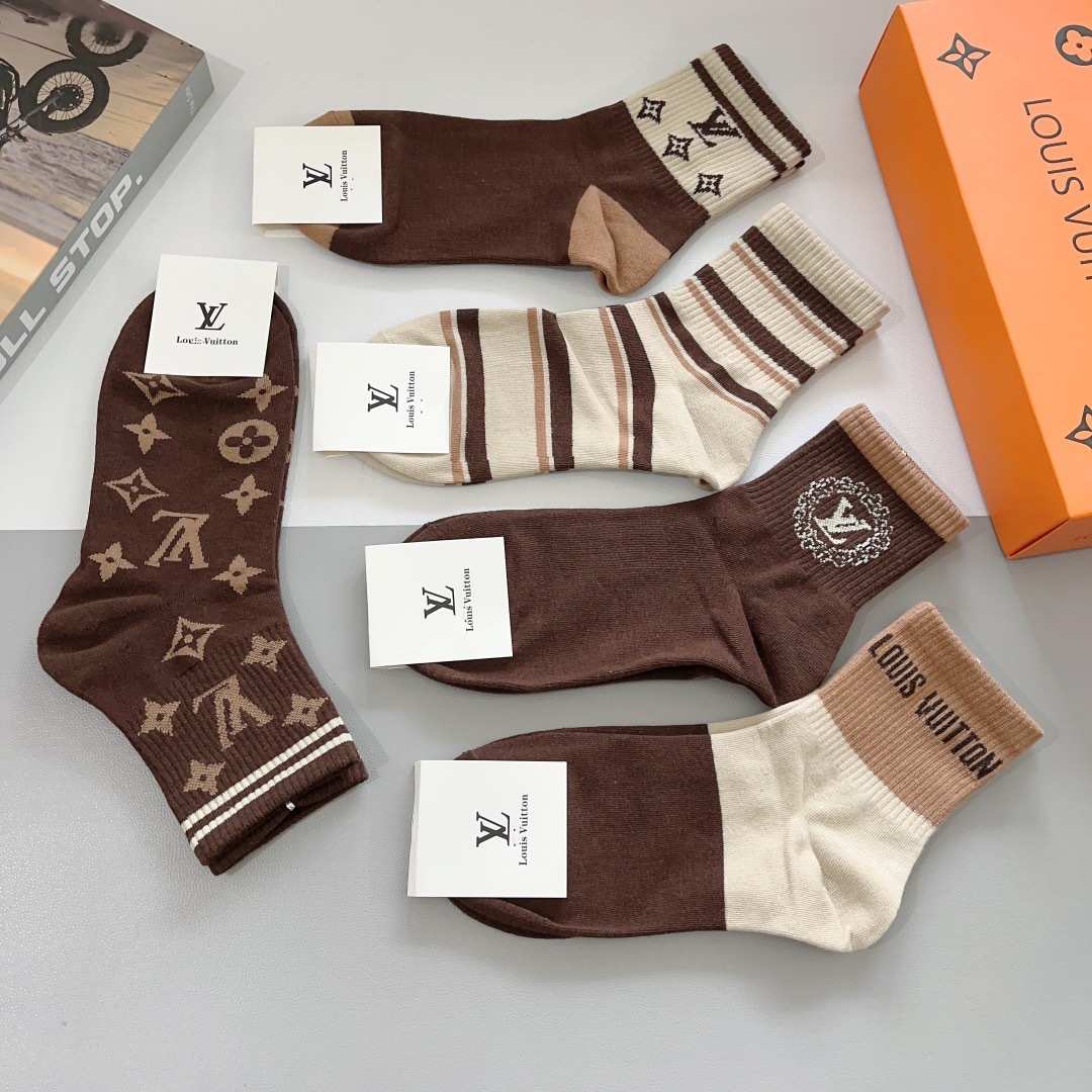 配包装（一盒5双）
 🌟 LV 路易威登袜子 超火爆小单品，经典字母logo中筒袜，个性时尚百搭款，你值