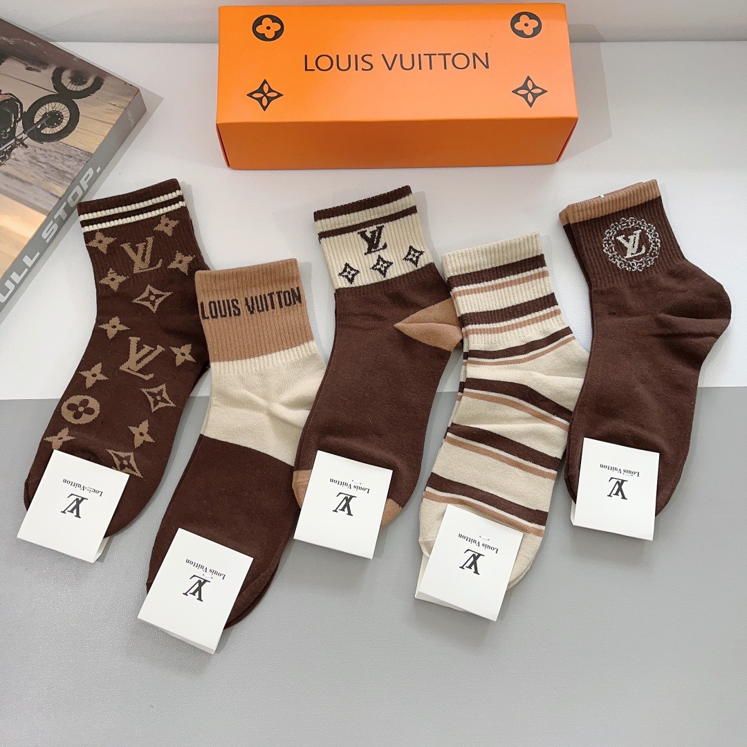 配包装（一盒5双）
 🌟 LV 路易威登袜子 超火爆小单品，经典字母logo中筒袜，个性时尚百搭款，你值