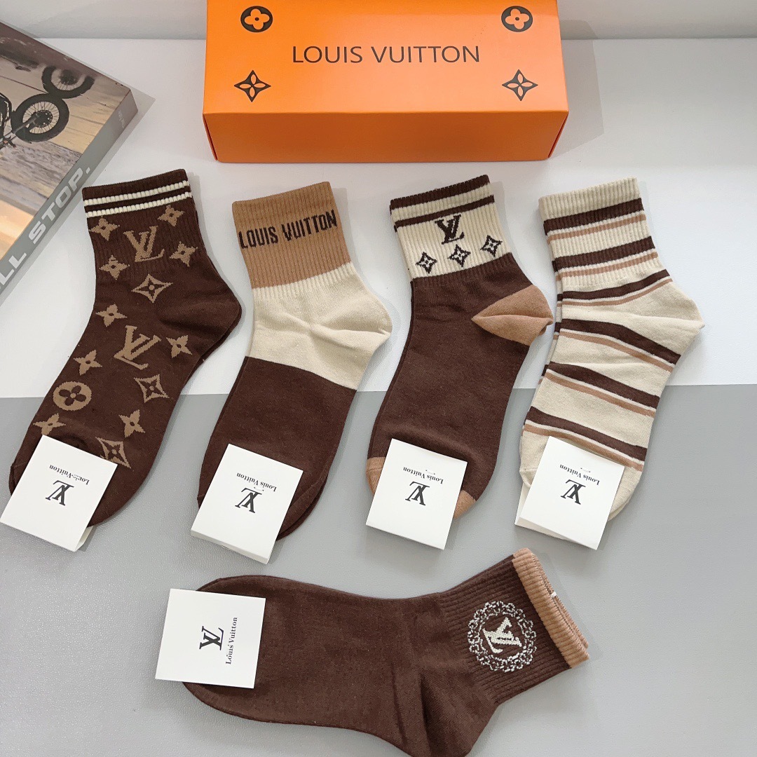 配包装（一盒5双）
 🌟 LV 路易威登袜子 超火爆小单品，经典字母logo中筒袜，个性时尚百搭款，你值