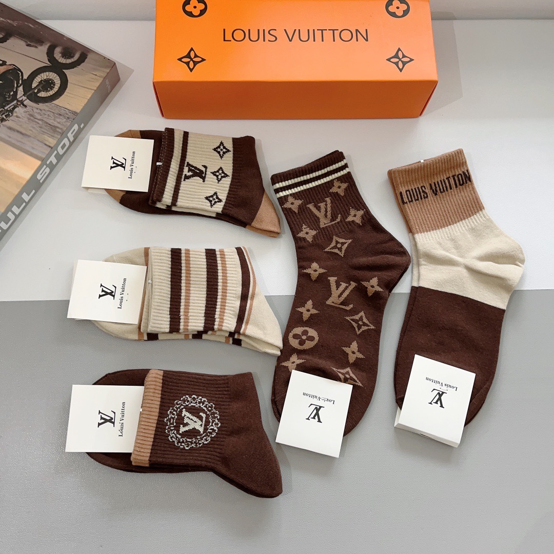 配包装（一盒5双）
 🌟 LV 路易威登袜子 超火爆小单品，经典字母logo中筒袜，个性时尚百搭款，你值
