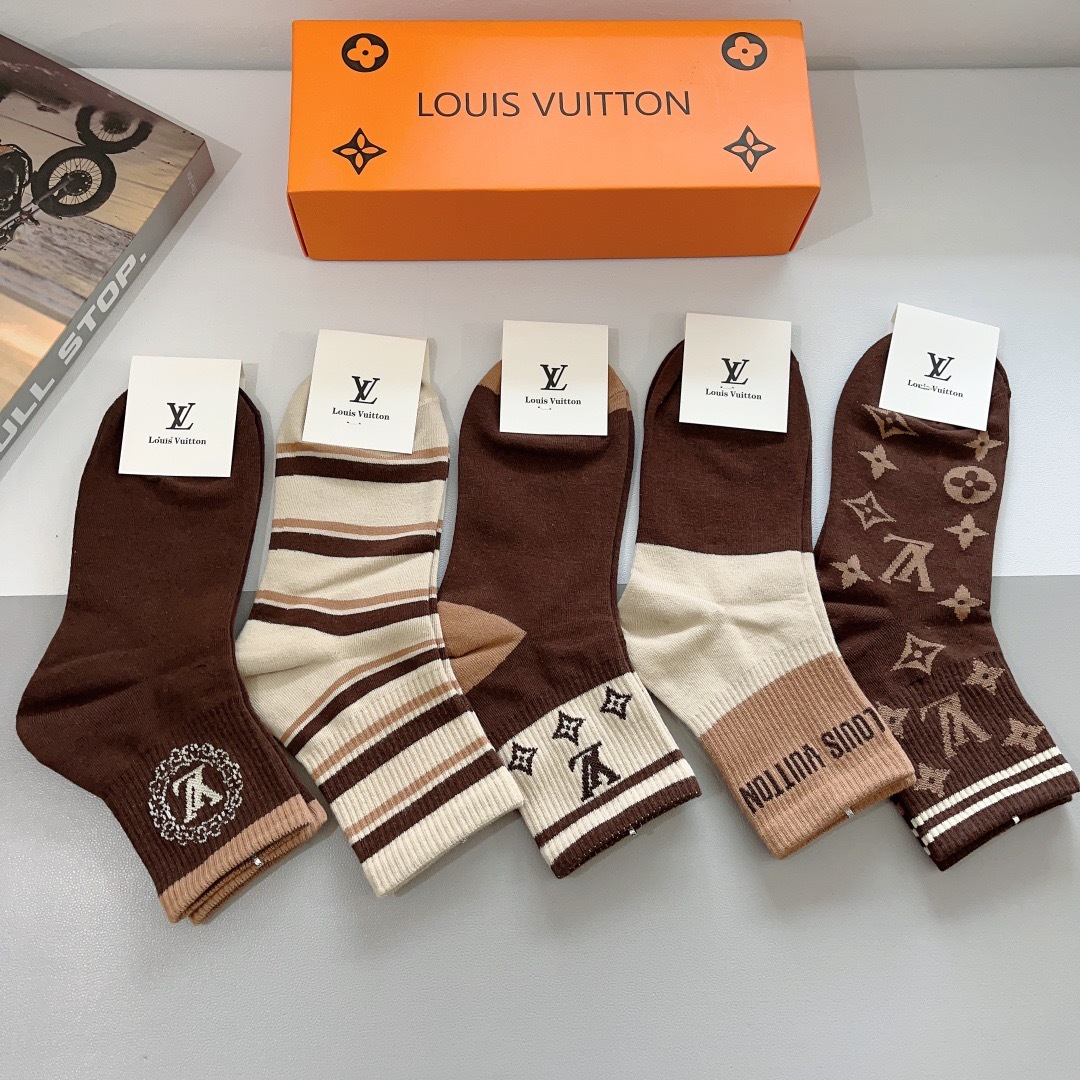 配包装（一盒5双）
 🌟 LV 路易威登袜子 超火爆小单品，经典字母logo中筒袜，个性时尚百搭款，你值