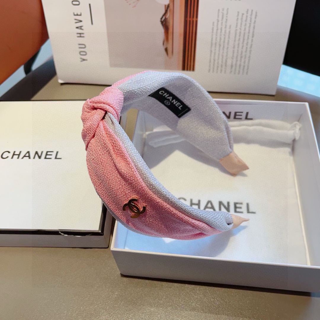 配包装
CHANEL（香奈儿）最新款小香宽边发箍，复古头箍，网红爆款推荐 搭配高端材质，超精致，时尚百搭