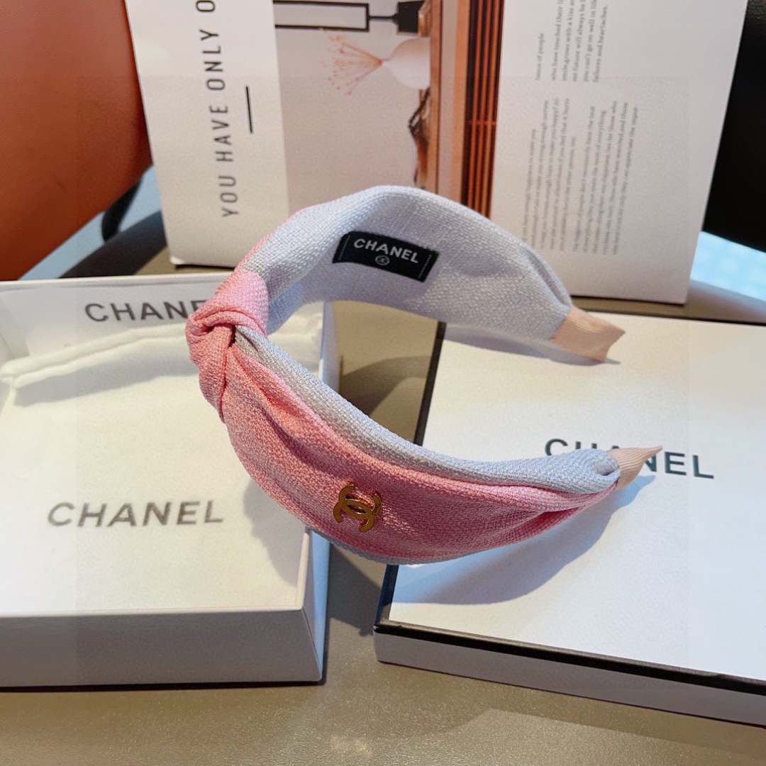 配包装
CHANEL（香奈儿）最新款小香宽边发箍，复古头箍，网红爆款推荐 搭配高端材质，超精致，时尚百搭