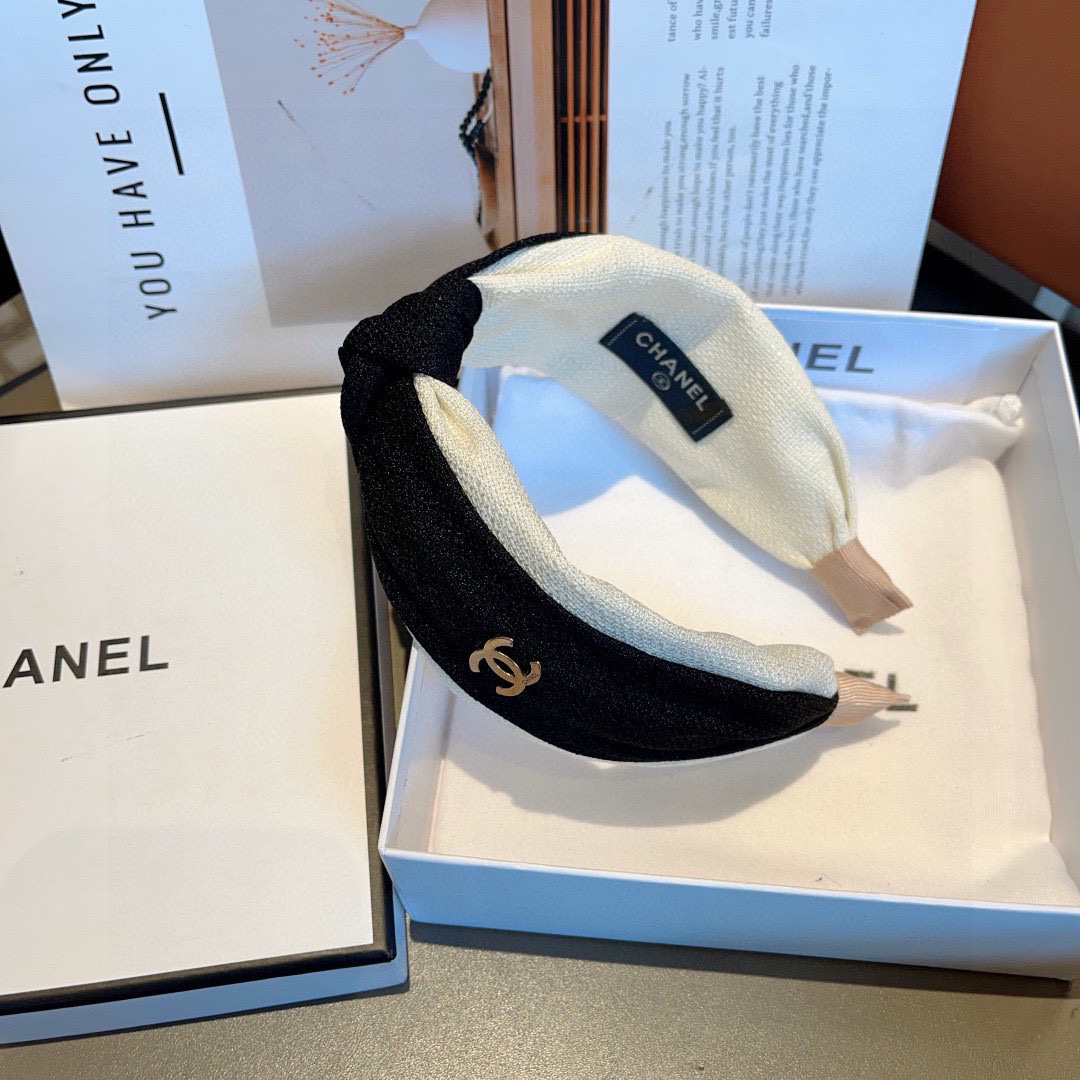 配包装
CHANEL（香奈儿）最新款小香宽边发箍，复古头箍，网红爆款推荐 搭配高端材质，超精致，时尚百搭