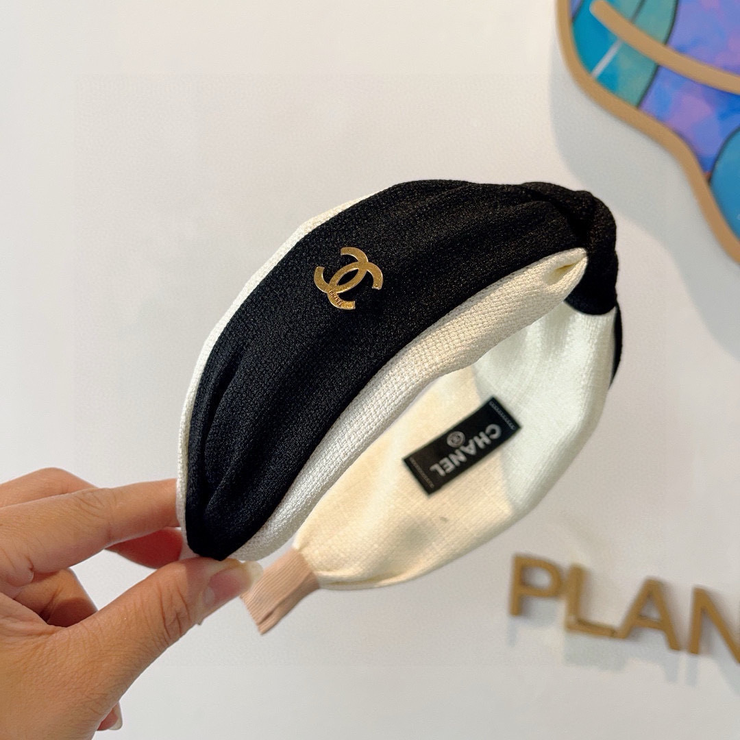 配包装
CHANEL（香奈儿）最新款小香宽边发箍，复古头箍，网红爆款推荐 搭配高端材质，超精致，时尚百搭